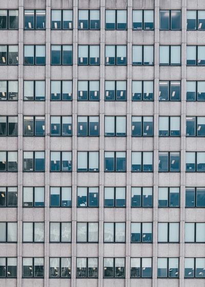 孟菲斯的一座办公楼，有对称的灰色纹理墙和双层窗户。